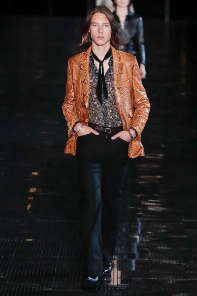 Look 32